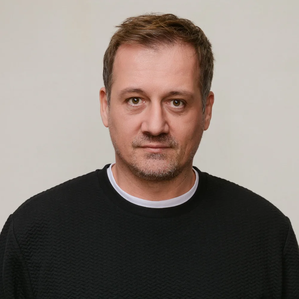 SQUARE PORTRAIT ALEXIS